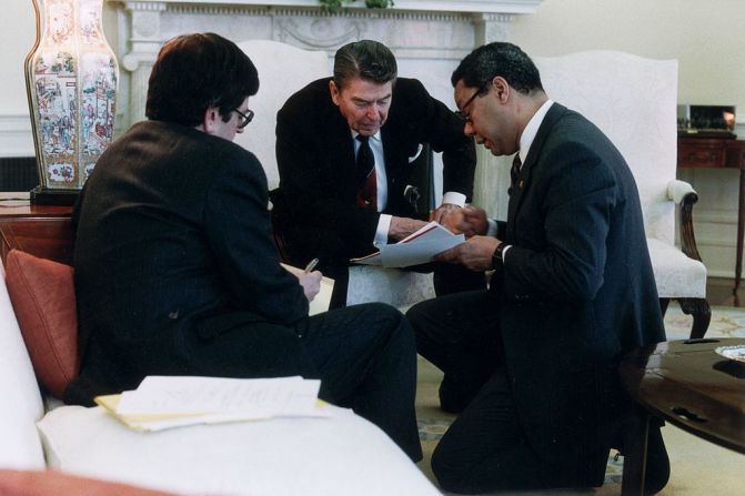 Entre noviembre de 1987 y enero de 1989, Powell sirvió como asesor de seguridad nacional del Presidente Ronald Reagan.