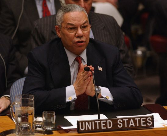 En febrero de 2003, Powell se dirige al Consejo de Seguridad de las Naciones Unidas para presentar el caso de Estados Unidos contra Iraq en virtud de la Resolución 1441 de la ONU relativa a las armas de destrucción masiva. Powell renuncia a su cargo en 2004 y en 2005 es reemplazado por Condoleezza Rice.