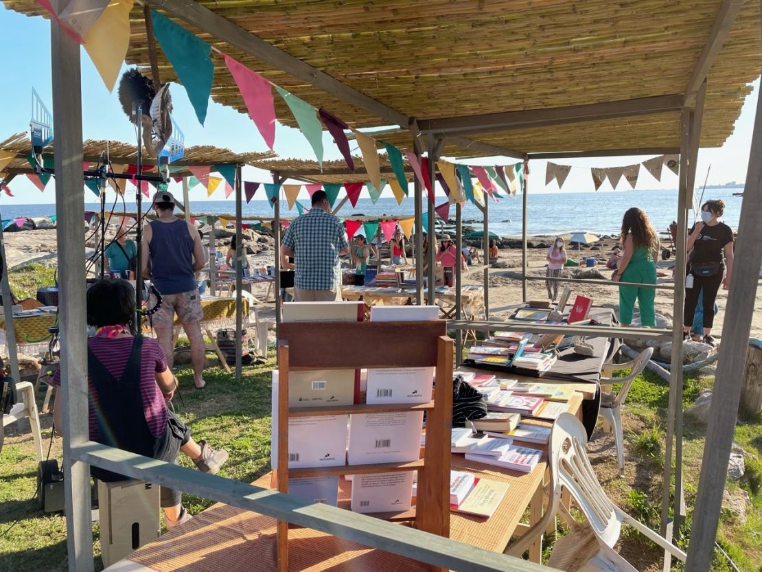 El rodaje de "La Uruguaya" en las playas montevideanas, donde productores asociados participaron como extras en la filmación de una escena de fiesta.