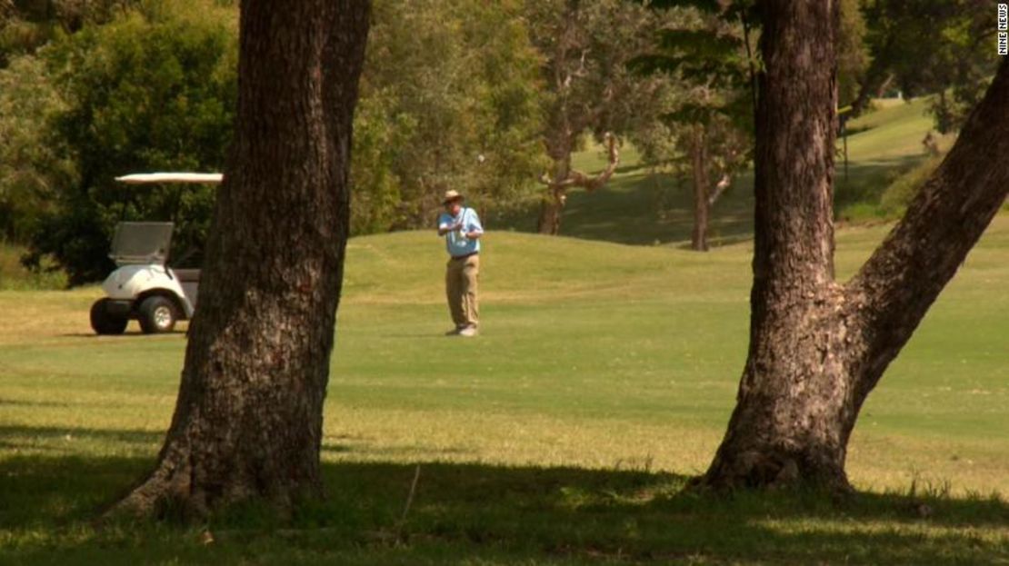 Brown jugando golf.