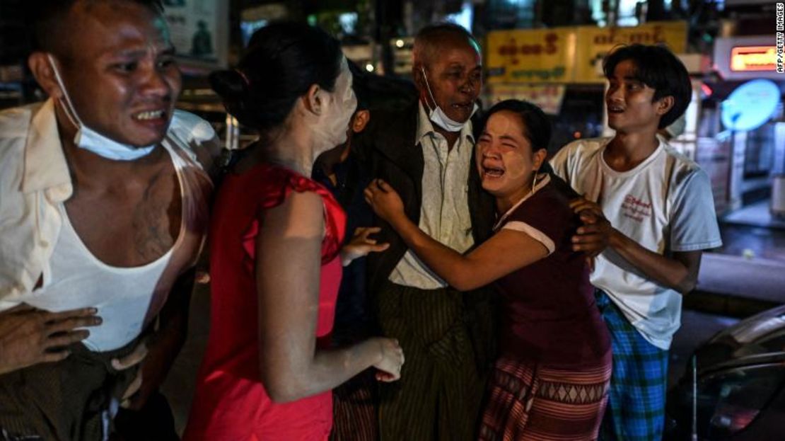 Un hombre se reúne con su familia luego de ser liberado de prisión en Yangon, Myanmar.