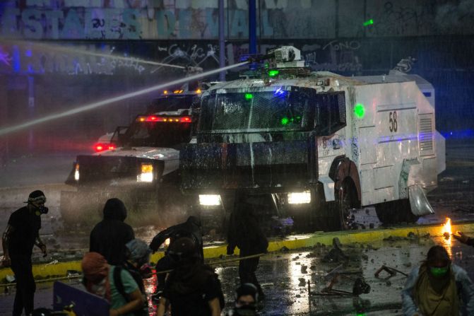 La policía antidisturbios utiliza carros lanza aguas para dispersar a los manifestantes cerca del Palacio Presidencial de La Moneda.