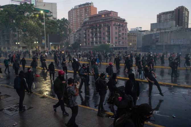 Las autoridades chilenas informaron que, tras los disturbios, hubo dos fallecidos y 450 manifestantes fueron detenidos.