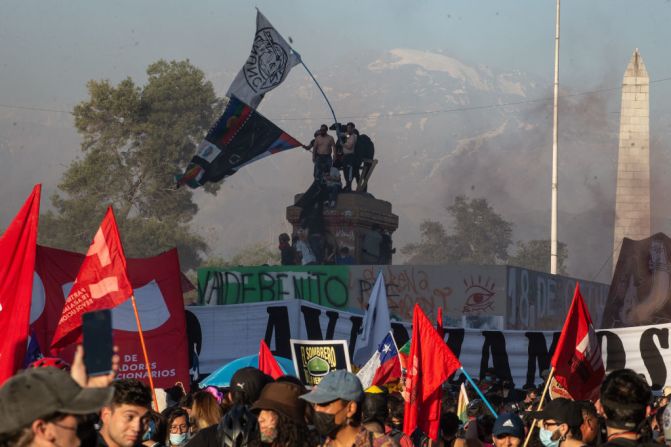 Algunos manifestantes portaron banderas de Wenufoye y de Chile durante los enfrentamientos con la policía antidisturbios en Santiago.