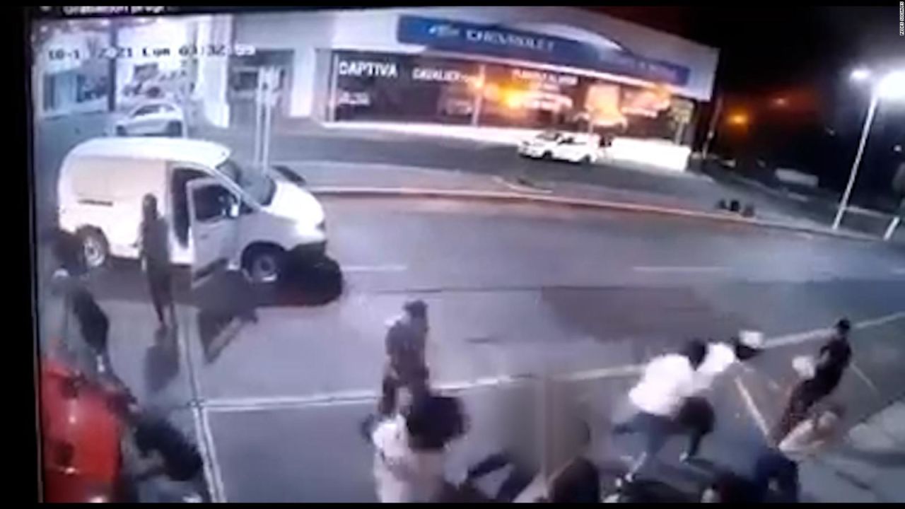 CNNE 1085674 - video registra ataque armado frente a un bar en mexico