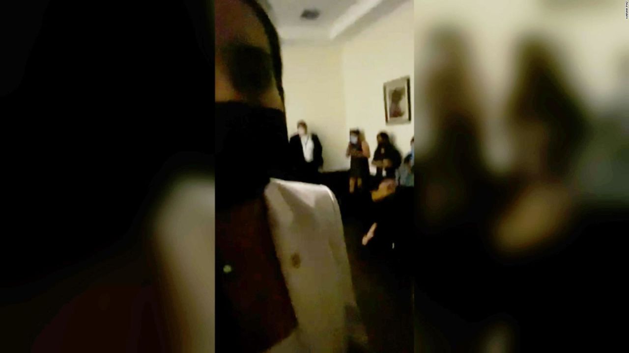 CNNE 1085803 - diputada graba el interior del congreso tras irrupcion