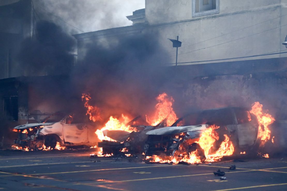 Dos autos en llamas en el estacionamiento del Congreso, incendiados por exsoldados guatemaltecos que protestaban en demanda de compensación por sus servicios durante la guerra civil del país (1960-1996).