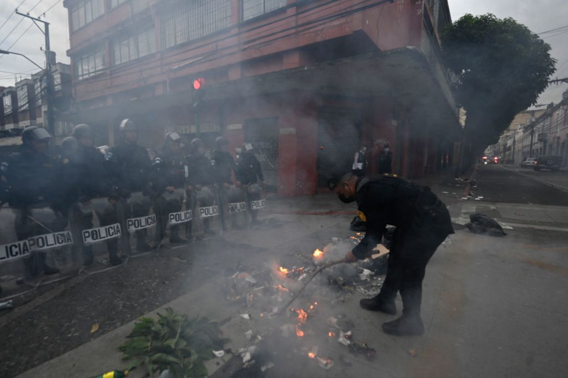 La policía antidisturbios guatemalteca toma posición después de que exsoldados intentaron ingresar al edificio del Congreso mientras protestaban en demanda de compensación por sus servicios durante la guerra civil del país (1960-1996).