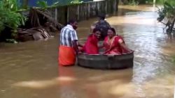 CNNE 1085979 - llegaron a la iglesia flotando en una olla para casarse