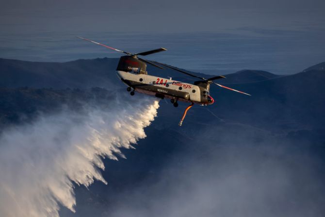 Un helicóptero de bomberos lanza agua mientras el incendio Alisal, California. El año hídrico 2021 (que se extendió desde el 1 de octubre de 2020 hasta el 30 de septiembre de 2021) fue el segundo más seco de California.