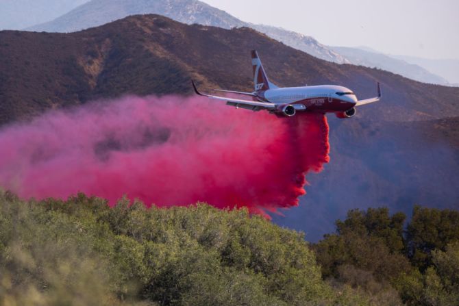 Un avión de bomberos lanza retardante de incendios en el incendio de Alisal, en California. La cuenca del río Colorado, un importante suministro para el sur de California, continuó seca en el año hídrico 2021.