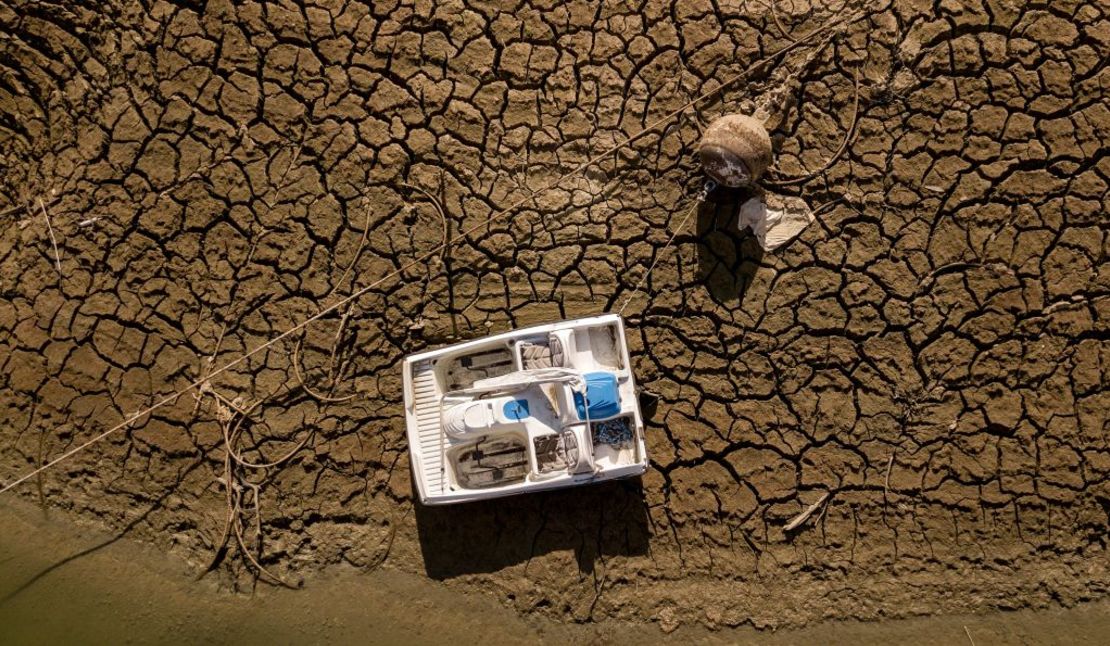 Un barco abandonado en una parte seca del lecho del lago Oroville en Oroville, California, en una imagen de septiembre de 2021.