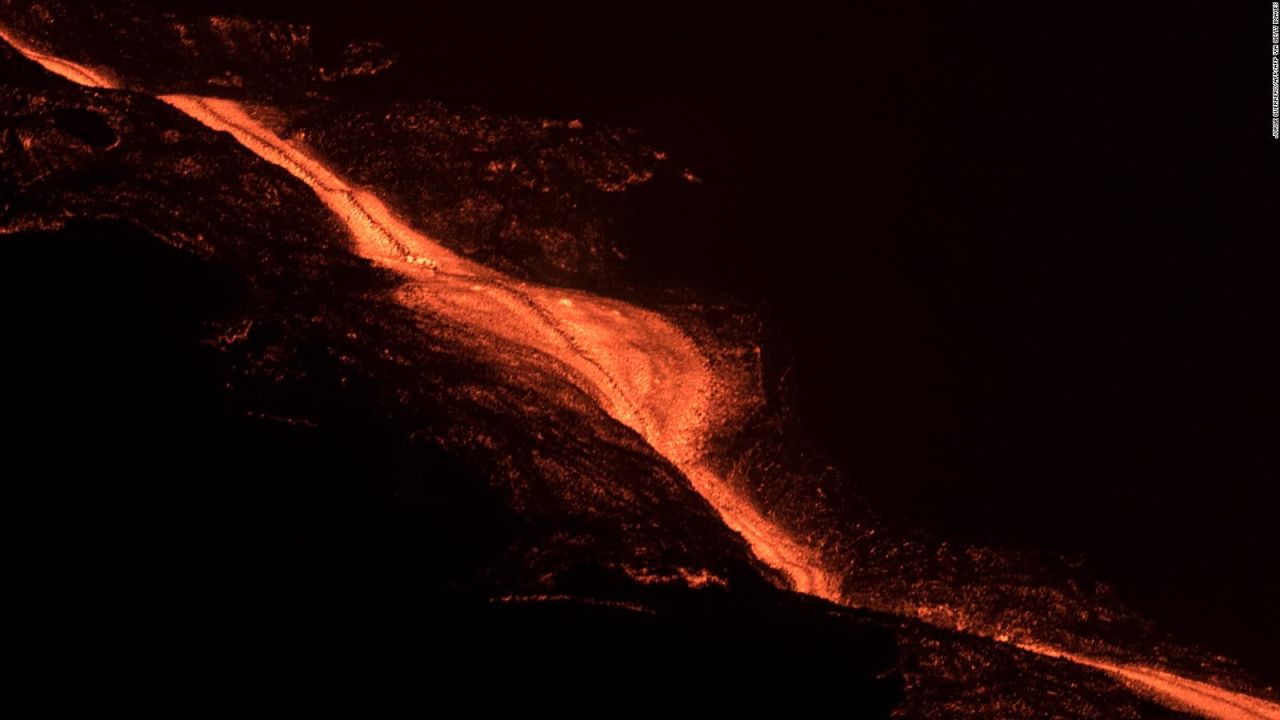 CNNE 1086105 - mira este imponente rio de lava en la palma