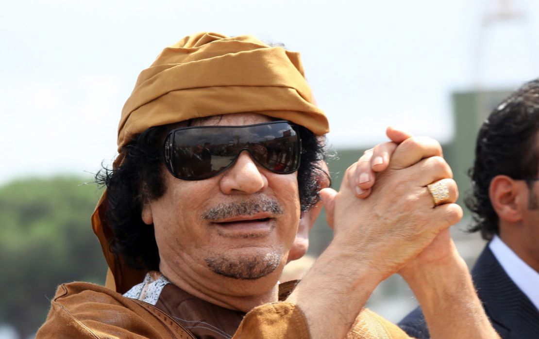 El líder libio Moammar Gadhafi llega al aeropuerto de Ciampino el 29 de agosto de 2010 en Roma, Italia.