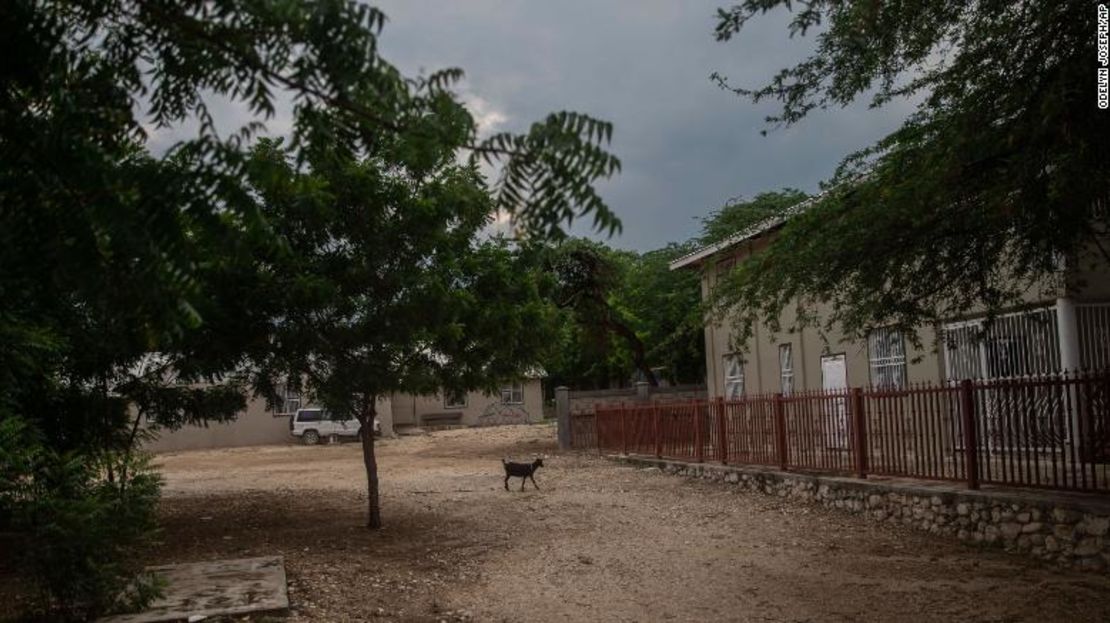 Una cabra en el patio del orfanato Maison La Providence de Dieu de Ganthier, en Croix-des-Bouquets, Haití, el domingo, donde una banda secuestró a 17 misioneros el día anterior.