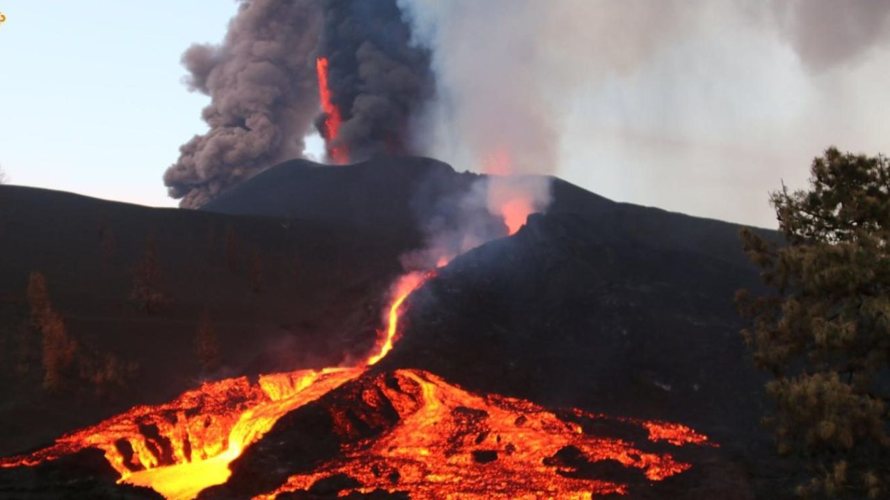 CNNE 1086237 - curiosos llegan a la palma hechizados por ​el volcan