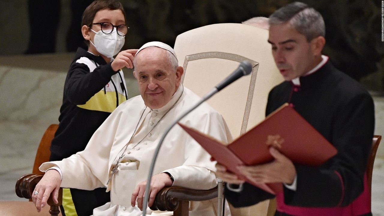 CNNE 1086239 - nino conquista al papa en plena audiencia