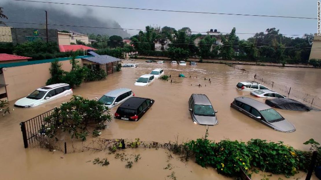 Coches sumergidos en un hotel inundado cerca del Parque Nacional Jim Corbett en Uttarakhand, India, el 19 de octubre.