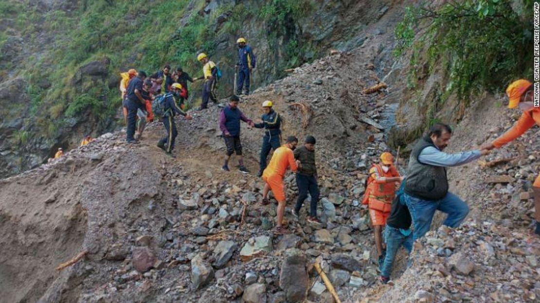 Personal de la Fuerza Nacional de Respuesta a los Desastres de la India rescata a civiles varados cerca de Nainital, Uttarakhand, el 20 de octubre.