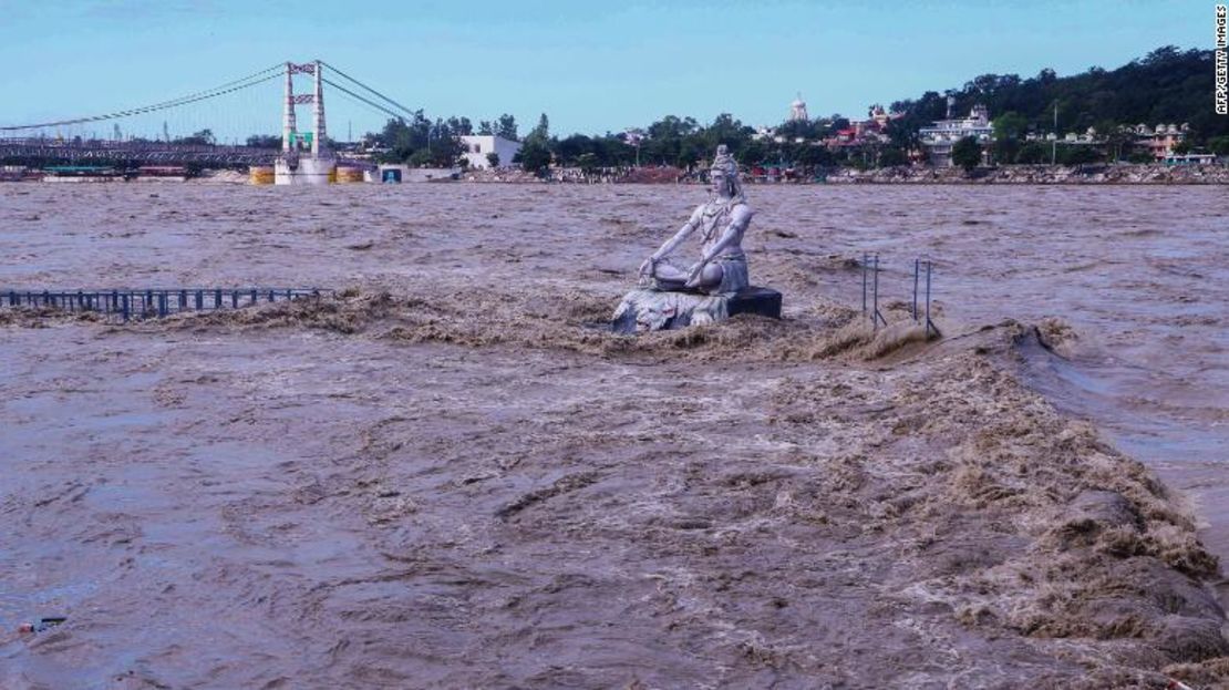 Una estatua del dios hindú Shiva en medio del río Ganges inundado en Rishikesh, Uttarakhand, India, el 19 de octubre.