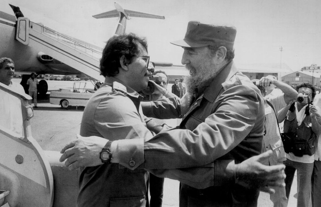 Fotografía tomada el 27 de junio de 1988 del presidente cubano Fidel Castro (derecha) y el presidente nicaragüense Daniel Ortega (izquierda), durante la llegada de Ortega al aeropuerto internacional José Martí de La Habana.