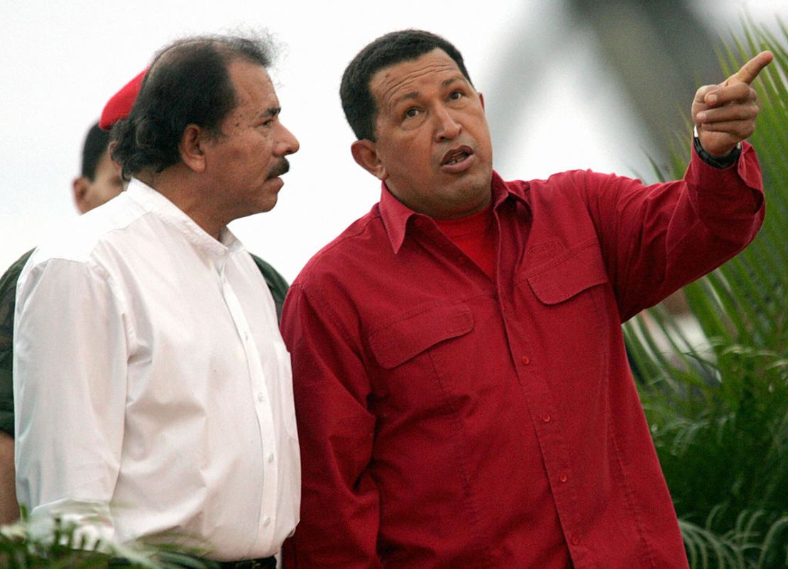 El recién reelegido presidente de Venezuela, Hugo Chávez (derecha), conversa con el presidente electo de Nicaragua, Daniel Ortega, el 5 de diciembre de 2006.