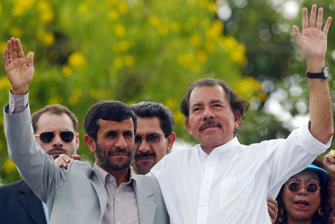 El entonces presidente de Irán, Mahmoud Ahmadinejad, y el presidente de Nicaragua Daniel Ortega el 14 de enero de 2007 durante una visita al barrio obrero "Cuba Libre" en Managua, Nicaragua.