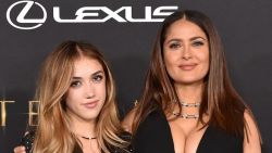 CNNE 1086435 - salma hayek posa con su hija en alfombra roja