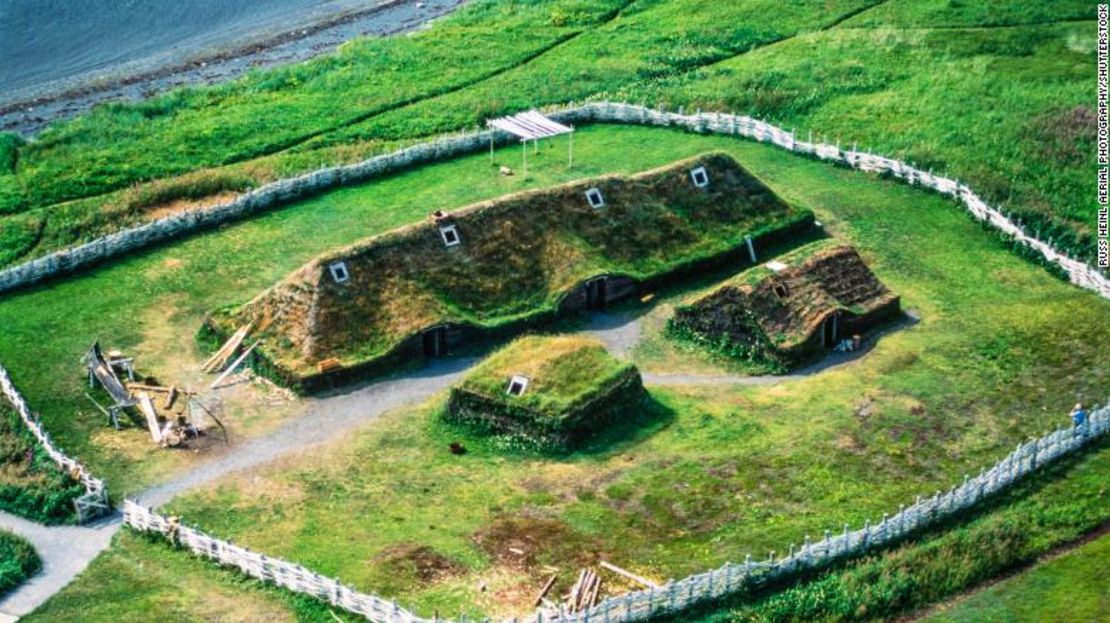 Esta vista aérea muestra edificios reconstruidos cerca de L'Anse aux Meadows.