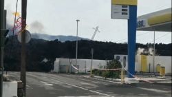 Lava engulle gasolinera en La Palma