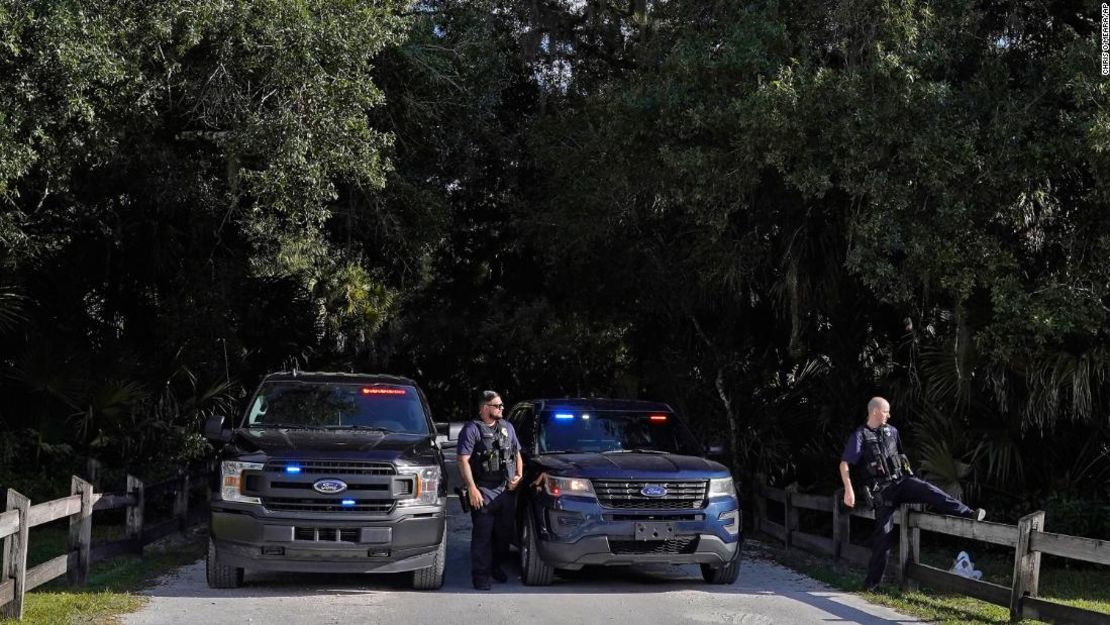 Agentes de policía de North Port bloquean la entrada al Parque Ambiental Myakkahatchee Creek el miércoles 20 de octubre de 2021 en North Port, Florida.