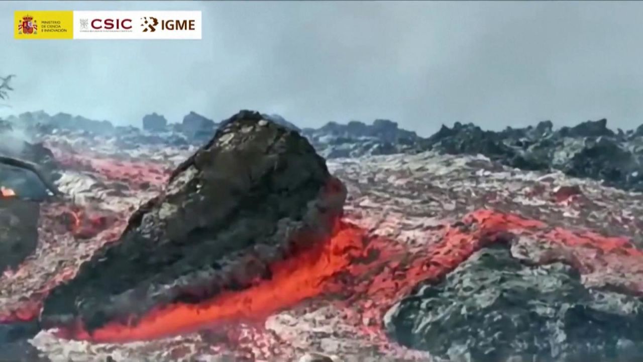 CNNE 1087034 - el contraste del dia y la noche de la lava en la palma