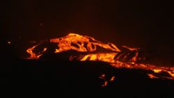 CNNE 1087157 - cientificos toman muestras de lava del volcan en erupcion