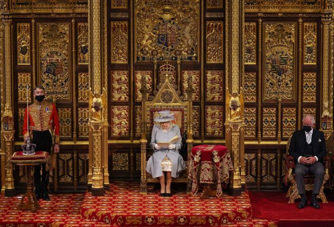 La reina Isabel abre el Parlamento en mayo de 2021. Fue su primer compromiso importante desde la muerte de su esposo. Chris Jackson / Pool / AFP / Getty Images