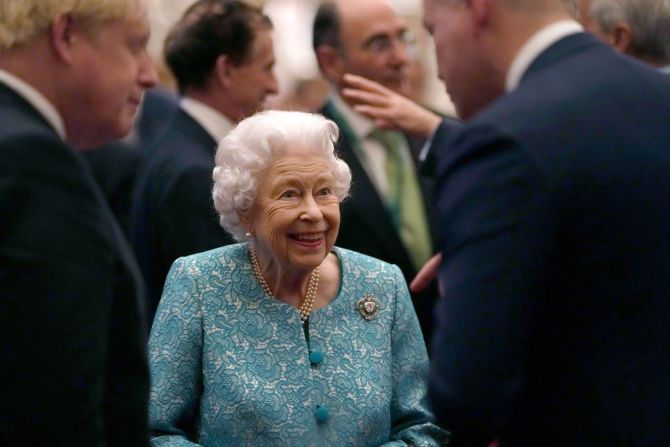 La reina y el primer ministro británico, Boris Johnson, a la izquierda, saludan a los invitados durante una recepción para líderes de negocios e inversiones internacionales en el Castillo de Windsor para conmemorar la Cumbre de Inversión Global el 19 de octubre. Alastair Grant/Pool/Getty Images