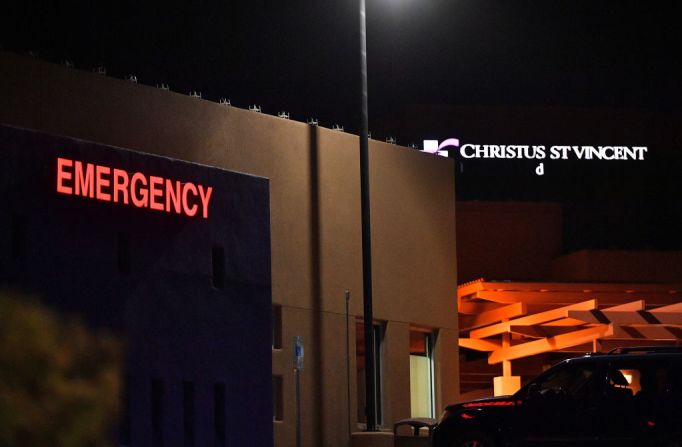 El director de la película, Joel Souza, de 48 años, fue trasladado al Centro Médico Regional Christus St. Vincent en ambulancia para recibir atención. No se dieron a conocer detalles sobre su estado.