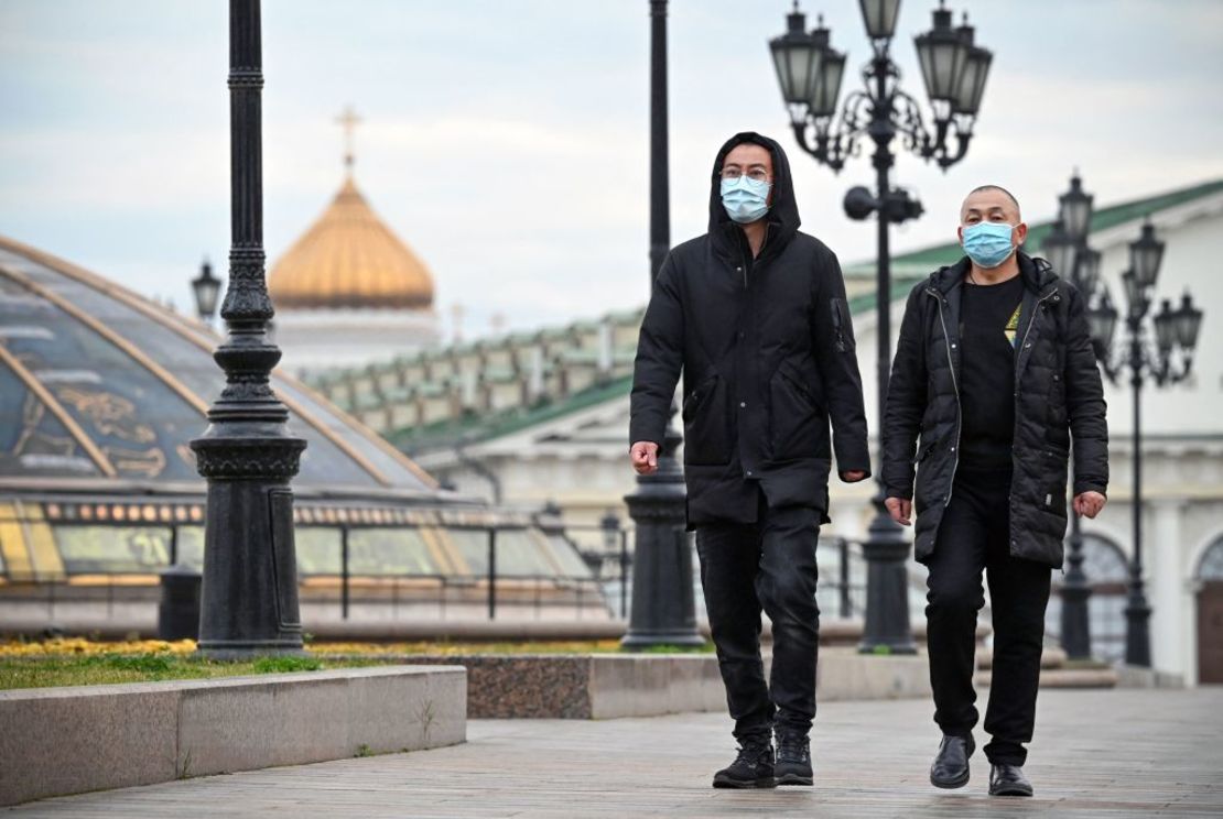 Peatones con mascarillas caminan en el centro de Moscú, el 22 de octubre de 2021.