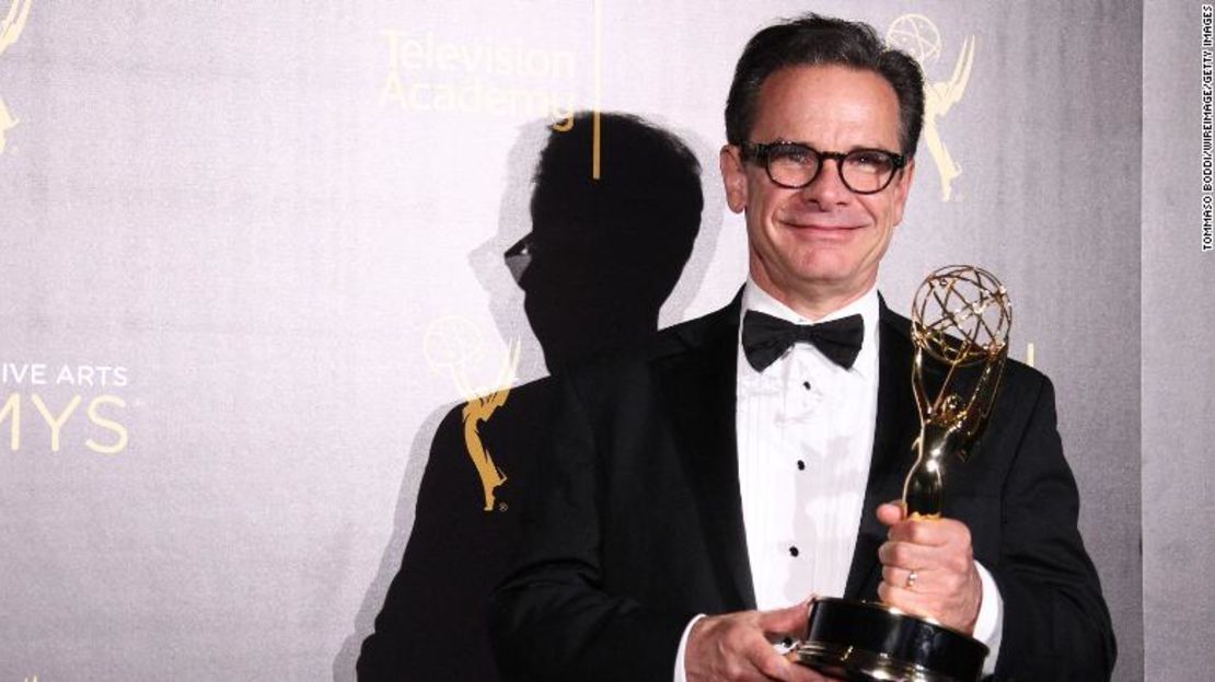 Peter Scolari posa en la sala de prensa de los Creative Arts Emmy Awards 2016 celebrados en Microsoft Theatre el 10 de septiembre de 2016 en Los Ángeles, California.