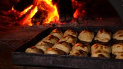 CNNE 1087693 - la (deliciosa) historia de las empanadas en latinoamerica