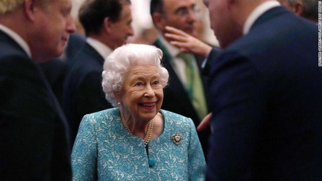 La reina saluda al primer ministro del Reino Unido, Boris Johnson, a la izquierda, durante una recepción con motivo de la Cumbre Mundial de Inversiones, en el castillo de Windsor el 19 de octubre de 2021.