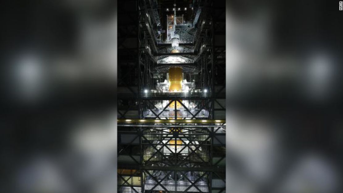 La nave espacial Orión se muestra apilada sobre el cohete SLS en el Centro Espacial Kennedy el 21 de octubre.