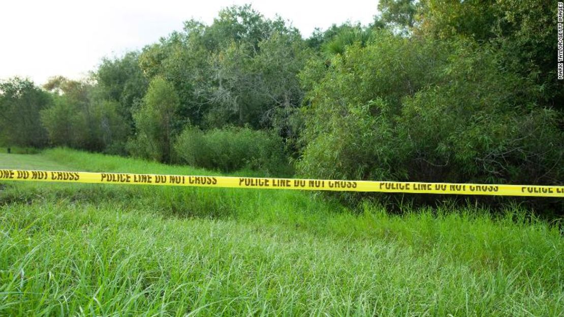 La cinta policial restringe el acceso al Parque Ambiental Myakkahatchee Creek el 20 de octubre de 2021 en North Port, Florida.