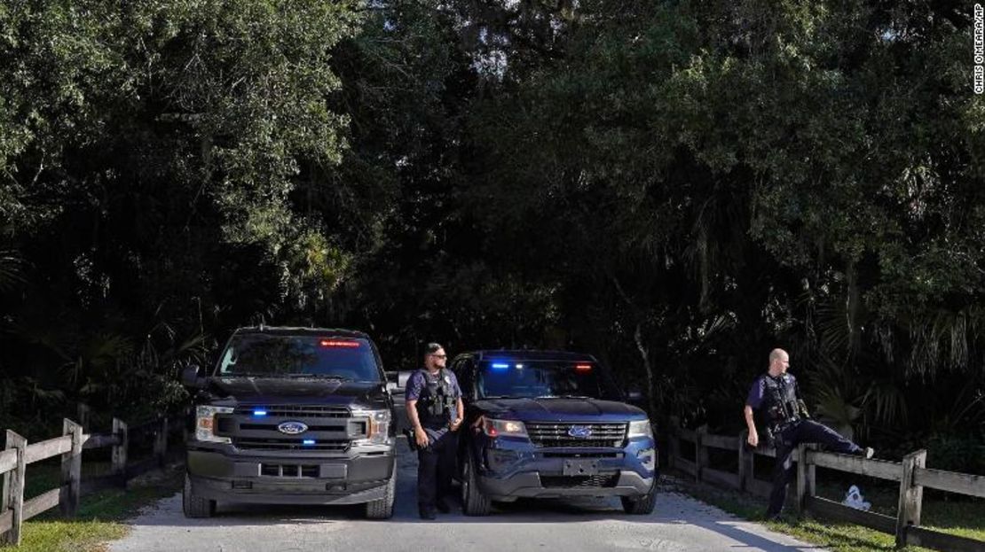 Agentes de la policía de North Port bloquean la entrada al Parque Ambiental Myakkahatchee Creek el miércoles 20 de octubre de 2021 en North Port, Florida.