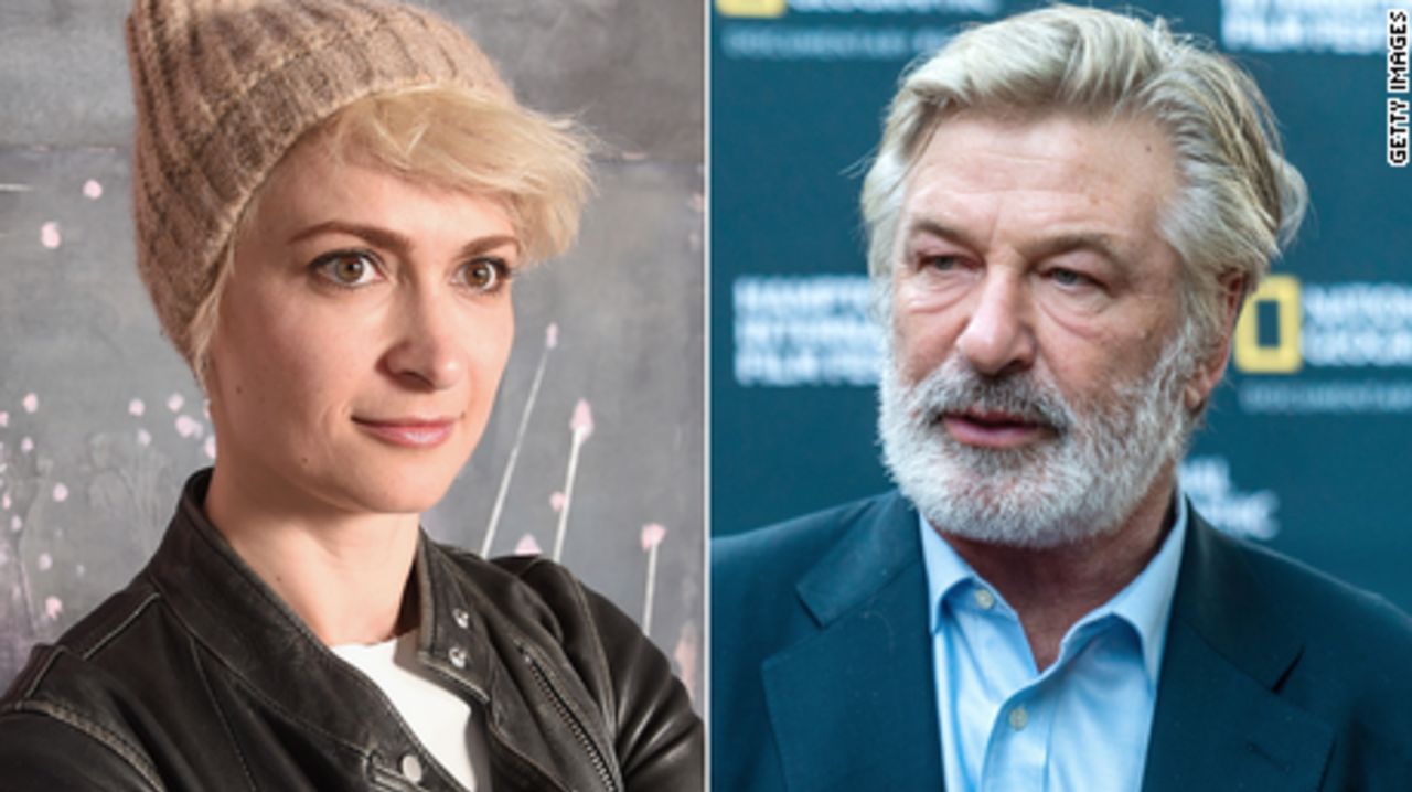 La directora de fotografía Halyna Hutchins y el actor Alec Baldwin.