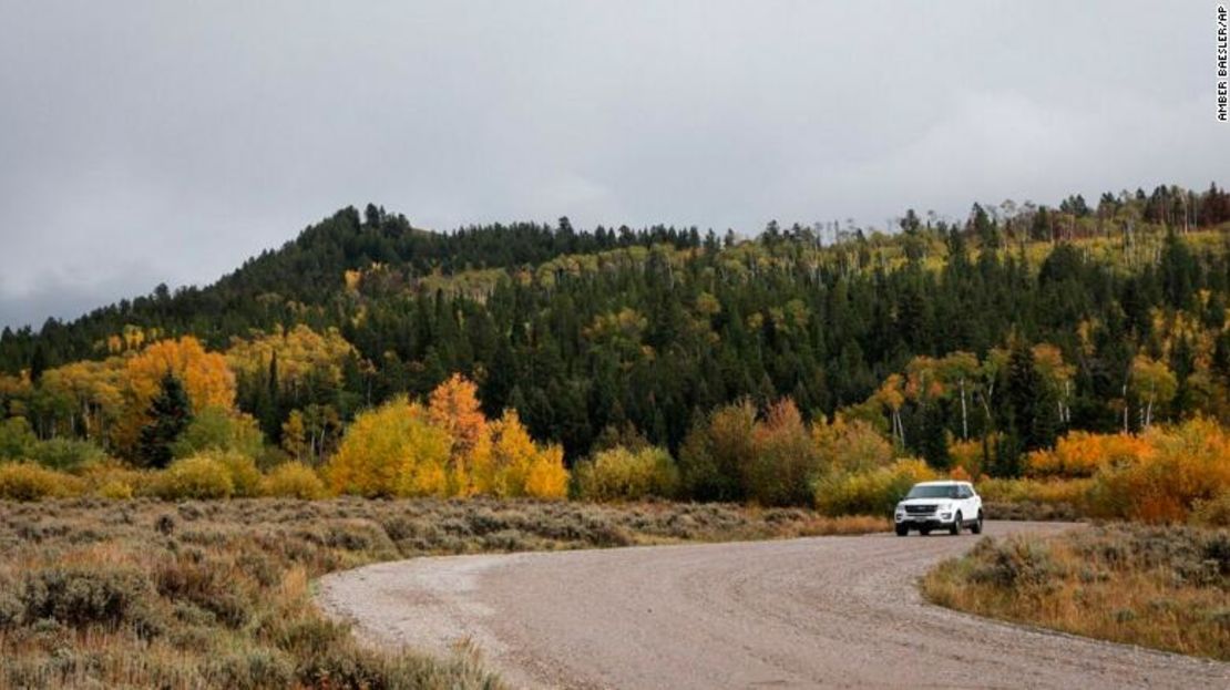 Un vehículo circula en el Bosque Nacional Bridger-Teton, al este del Parque Nacional Grand Teton en Wyoming, el domingo 19 de septiembre de 2021.