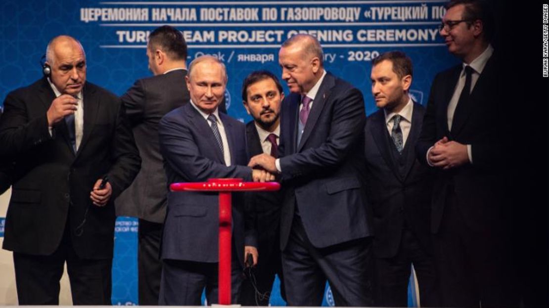 El presidente ruso Vladimir Putin y el presidente turco Recep Tayyip Erdogan se dan la mano en la ceremonia de apertura del proyecto del gasoducto Turkstream en Estambul, Turquía, en enero de 2020.