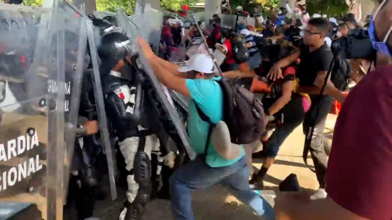 CNNE 1088214 - caravana de migrantes rompe reten de la guardia nacional de mexico