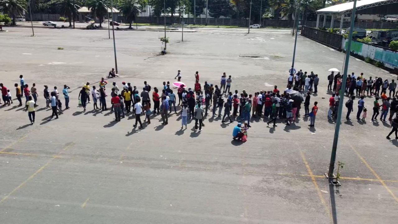 CNNE 1088267 - mexico- migrantes en caravana piden respeto