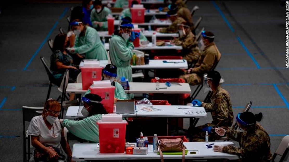 Personas mayores reciben las vacunas contra covid-19 en un centro de vacunación de la Guardia Nacional en San Juan, el 8 de febrero de 2021.