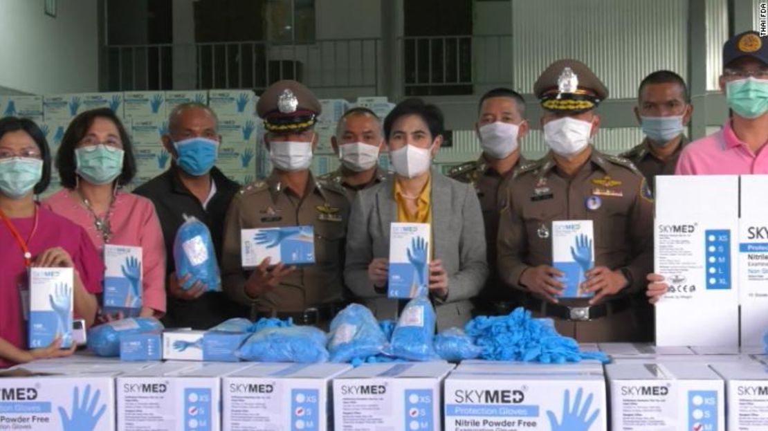 Redada en un almacén de la empresa Paddy the Room Trading en Bangkok, Tailandia, en diciembre de 2020. La secretaria general adjunta de la FDA tailandesa, Supattra Boonserm, y miembros de la Policía Real Tailandesa incautaron guantes de nitrilo falsificados. La FDA tailandesa dice que SkyMed, la marca cuyo logotipo aparece en las cajas de guantes, es "seguramente falsa".